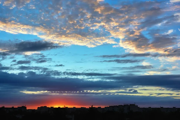 Niebo Chmur Nad Sylwetki Budynków Miasta Zachodzie Słońca — Zdjęcie stockowe