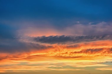 Gökyüzü bulutlu gündoğumu.