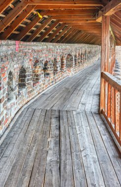 Lutsk 'taki (Ukrayna) ortaçağ kalesinin duvarında boşluklar olan bir galeri.).