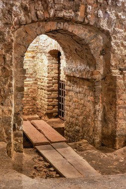 Antik tuğla yeraltı - bir kemer, kafes ve ahşap panoları.