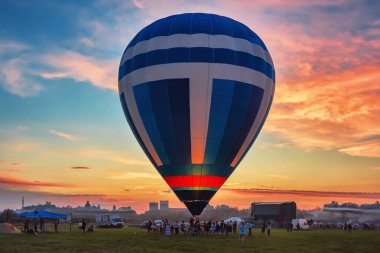 Balon Lutsk, Katedral ve günbatımı ağaçlara Ortaçağ Kalesi siluetleri arka planı.