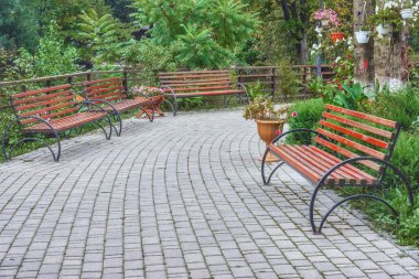 Sokakta park - banklar, Çiçeklik ve parke yolları.