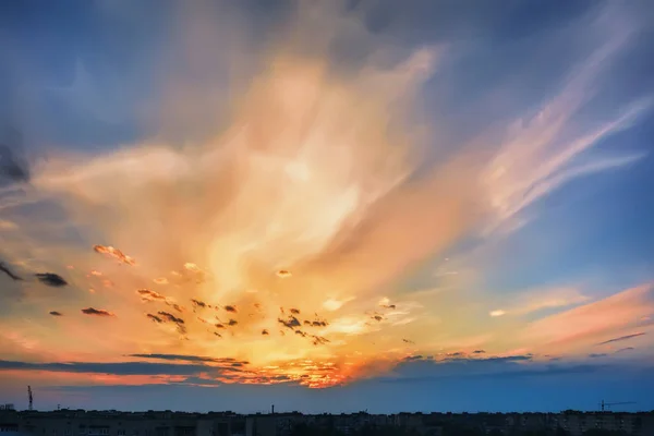 Céu Com Nuvens Sobre Edifícios Cidade Pôr Sol — Fotografia de Stock