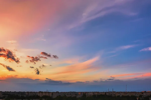Gökyüzü Bulutlu Gün Batımında Şehir Binalar Üzerinde — Stok fotoğraf