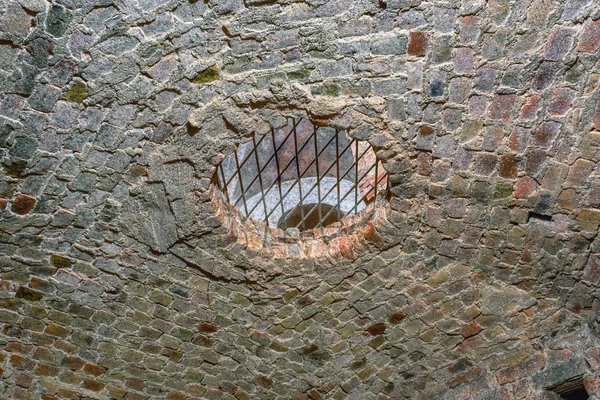 Τριμμένο Τρύπα Στο Ταβάνι Της Μεσαιωνικής Κατακόμβης — Φωτογραφία Αρχείου