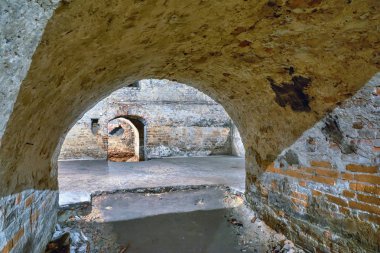 Antik catacombs - tuğla kemer ve kapılar için bir delik ile salonu a.