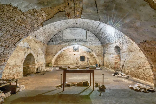 Wooden Table Middle Hall Ancient Catacombs — Stock Photo, Image