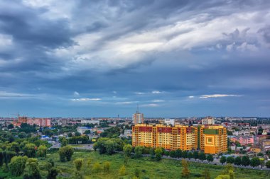 Gün batımında akşam şehir üzerinde fırtına bulutları ile gökyüzü.