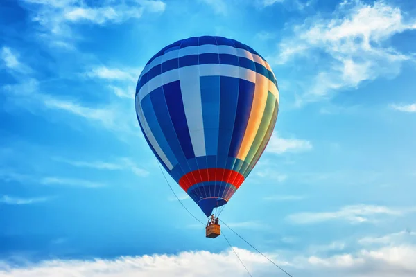 Ballongflygning Med Korg Fylld Med Människor Bakgrund Blå Himmel — Stockfoto