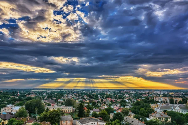 Céu Com Nuvens Raios Sol Sobre Cidade Noite Pôr Sol — Fotografia de Stock