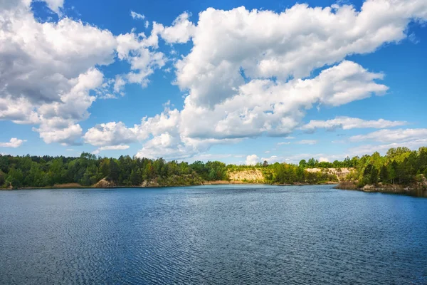 Día Soleado Lago Orilla Con Bosque Cielo Azul Con Nubes — Foto de Stock