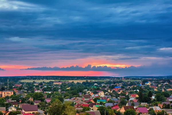 Langit Dengan Awan Atas Kota Malam Saat Matahari Terbenam — Stok Foto
