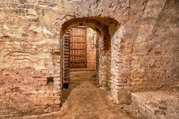 Antik tuğla yeraltı - bir kemer ve kafes.