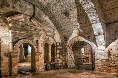 Antik tuğla yeraltı - bir kemer, kafes ve ahşap panoları.