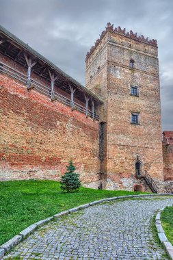Lutsk (Ukrayna) şehrindeki ortaçağ kalesi. Tuğla Kule ve Duvar.
