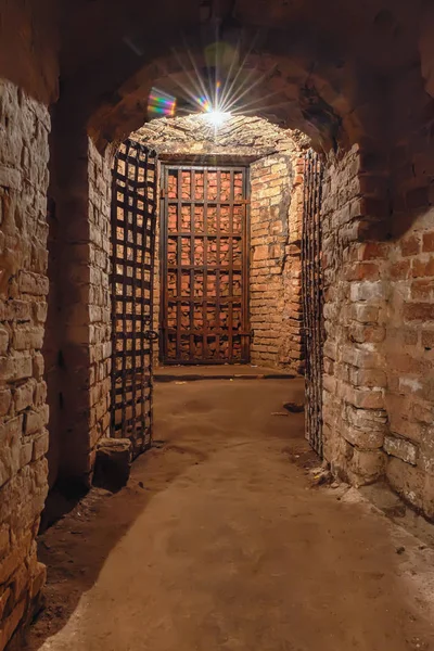 Antik tuğla yeraltı - bir kemer ve kafes.