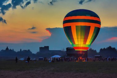 Balon Lutsk, Katedral ve günbatımı ağaçlara Ortaçağ Kalesi siluetleri arka planı.