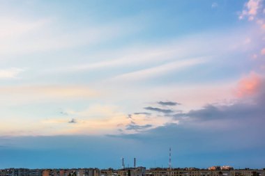 Gökyüzü bulutlu sabah şehir üzerinde gündoğumu.