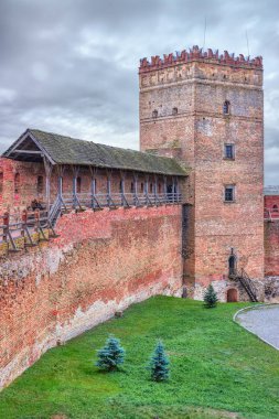 Lutsk (Ukrayna) şehrindeki ortaçağ kalesi. Tuğla Kule ve Duvar.