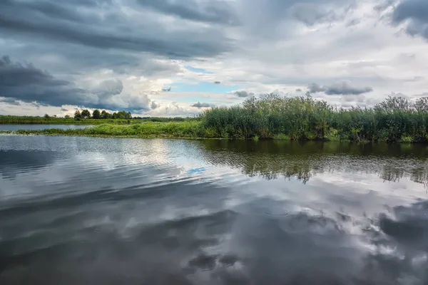 Nubes Tormenta Sobre Orilla Del Río Cielo Refleja Agua — Foto de Stock