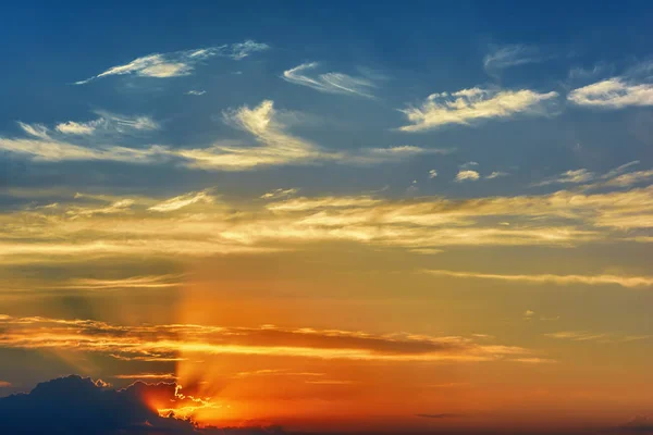 Blå Himmel Med Moln Vid Solnedgången — Stockfoto