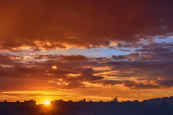 Słońce Niebo Chmury Nad Miastem Zachodzie Słońca — Zdjęcie stockowe