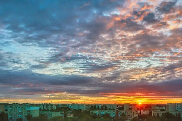 Solen Himlen Med Moln Över Staden Vid Soluppgången — Stockfoto