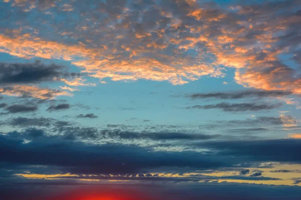 Céu Com Nuvens Raios Sol Pôr Sol — Fotografia de Stock