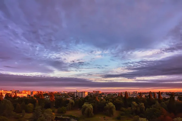 Céu Com Nuvens Nascer Sol Sobre Cidade Manhã — Fotografia de Stock