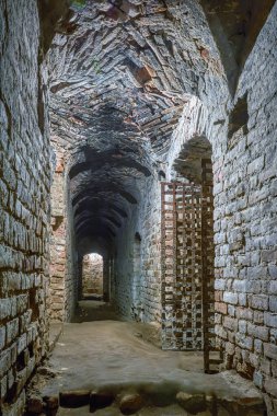 Antik tuğla yeraltı - bir kemer ve kafes.