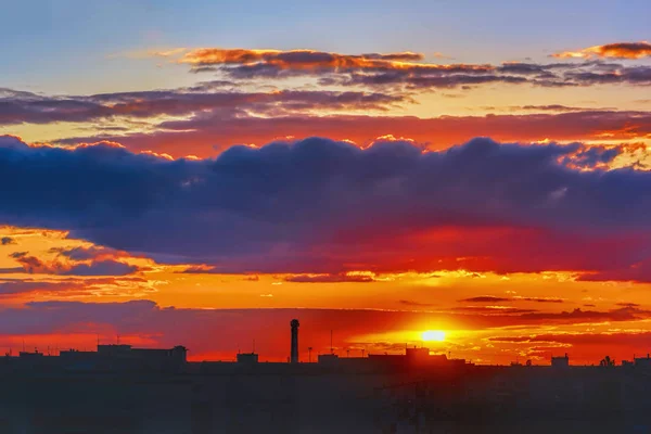 Obloha Mraky Při Západu Slunce Nad Siluetami Budov Večerního Města — Stock fotografie