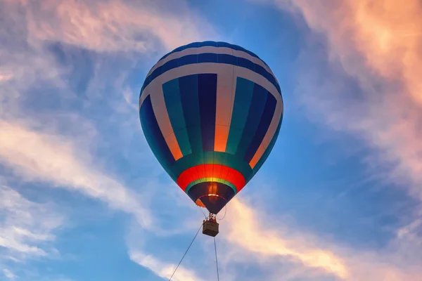 Ballongflygning Med Korg Fylld Med Människor Bakgrund Blå Himmel Med — Stockfoto