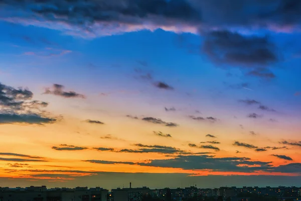 夕暮れ時の夕方の都市上の雲と空 — ストック写真