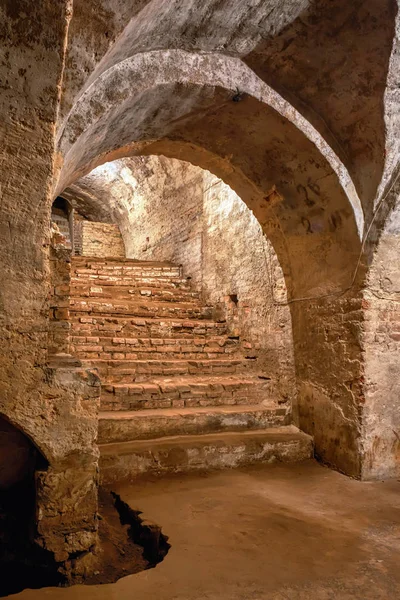 Ein Gemauertes Antikes Verlies Bogen Treppe Und Spalt Boden — Stockfoto