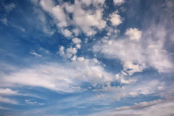 Chmury Niebie Godzinach Wieczornych — Zdjęcie stockowe