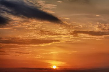 Gün batımında bulutlu gökyüzü.