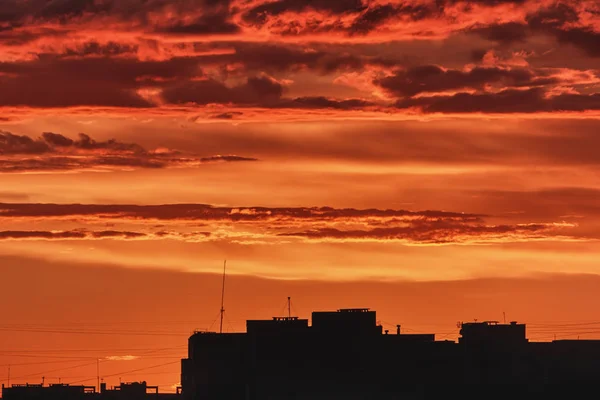 Puesta Sol Sobre Los Tejados Ciudad Siluetas — Foto de Stock