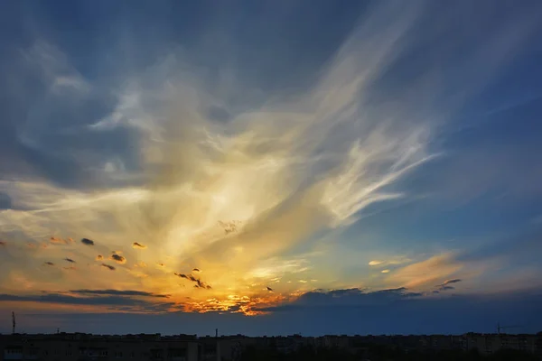Закат Над Вечерним Городом Небо Облаками — стоковое фото