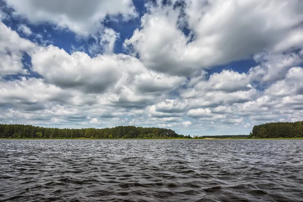 Día Soleado Lago Orilla Con Bosque Cielo Azul Con Nubes — Foto de Stock