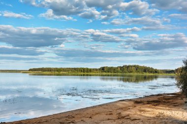 Göl güneşli gün ve ve kumlu plaj..
