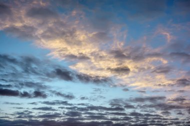 Gün batımında mavi gökyüzünde bulutlar.