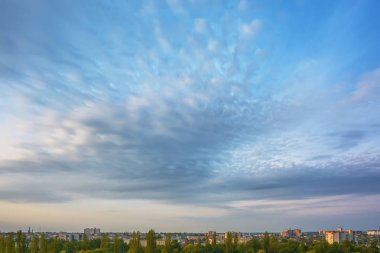 Dağlarda yağmur bulutları sis.