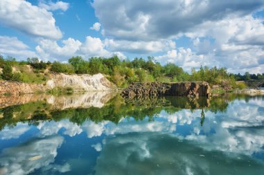 Ormandaki bazalt gölü eski bir taş ocağının olduğu yerde..