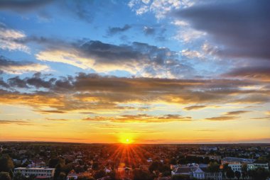 Gün batımında gökyüzü ve bulutlar.