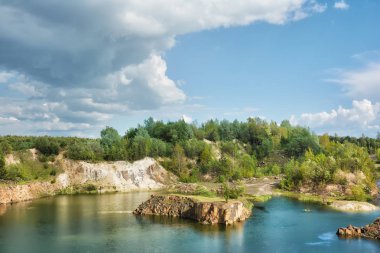 Ormandaki bazalt gölü eski bir taş ocağının olduğu yerde..