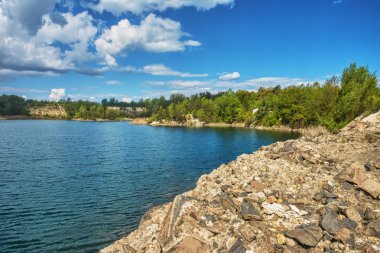 Ormandaki bazalt gölü eski bir taş ocağının olduğu yerde..