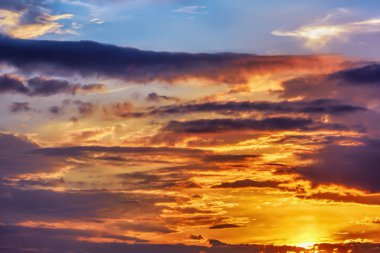 Gün batımında bulutlu gökyüzü.