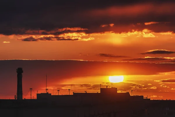 Zachód Słońca Nad Dachami Miasta Sylwetki — Zdjęcie stockowe