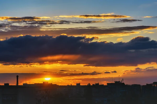 Pôr Sol Sobre Silhuetas Dos Telhados Cidade — Fotografia de Stock