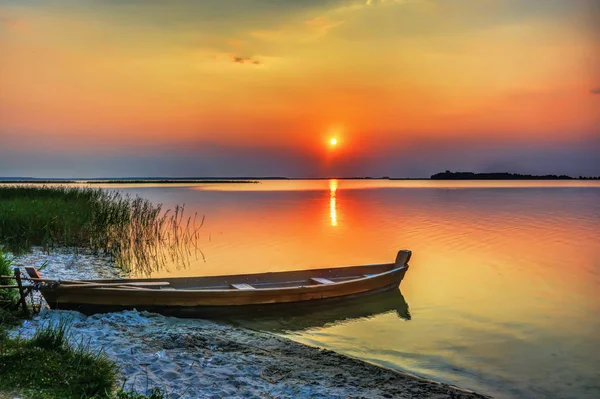 Puesta Sol Sobre Playa Del Lago Barco Pesquero Madera Orilla — Foto de Stock